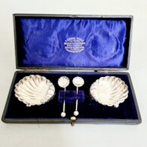 Salieren muscheln mit löffel - muscheln,